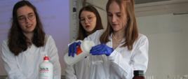 Prezentacja pracowni chemicznej - uczniowie szkoły podczas przygotowywania eksperymentu