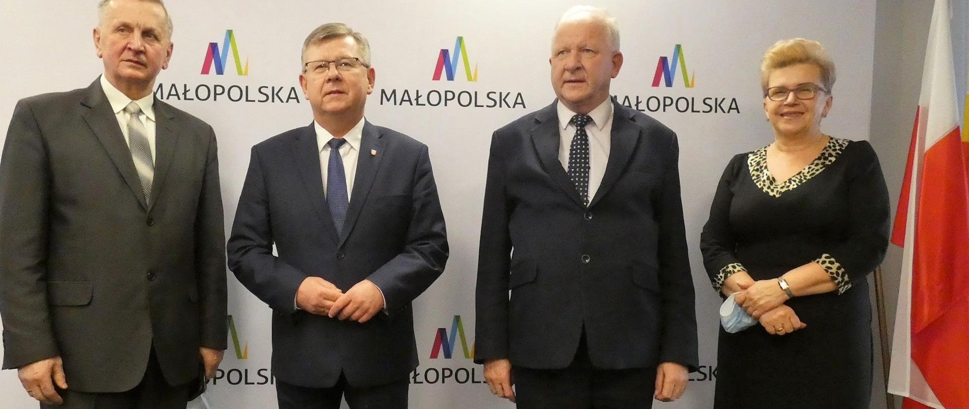 Zdjęcie przedstawia spotkanie Burmistrza Miasta Augustyna Ormantego z Marszałkiem Województwa Witoldem Kozłowskim. Na zdjęciu widoczna radna Ewa Pacut i Tadeusz Wilk.