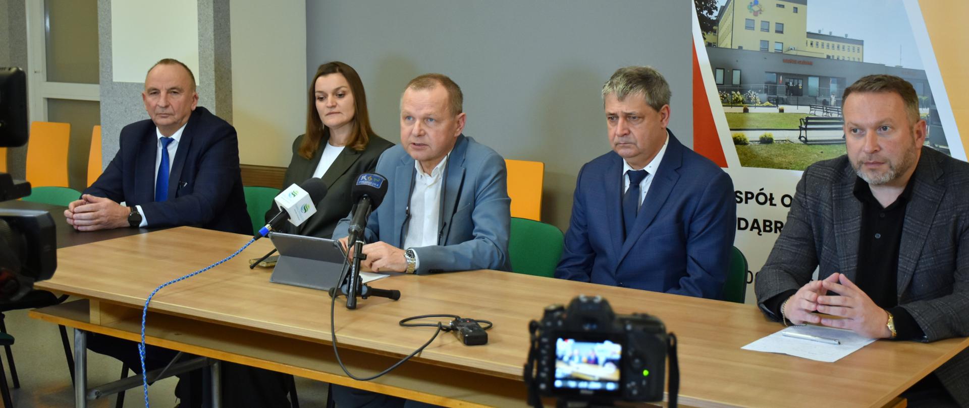 Starosta Dąbrowski, Wicestarosta, Sekretarz Powiatu oraz Dyrekcja szpitala w sali konferencyjnej 