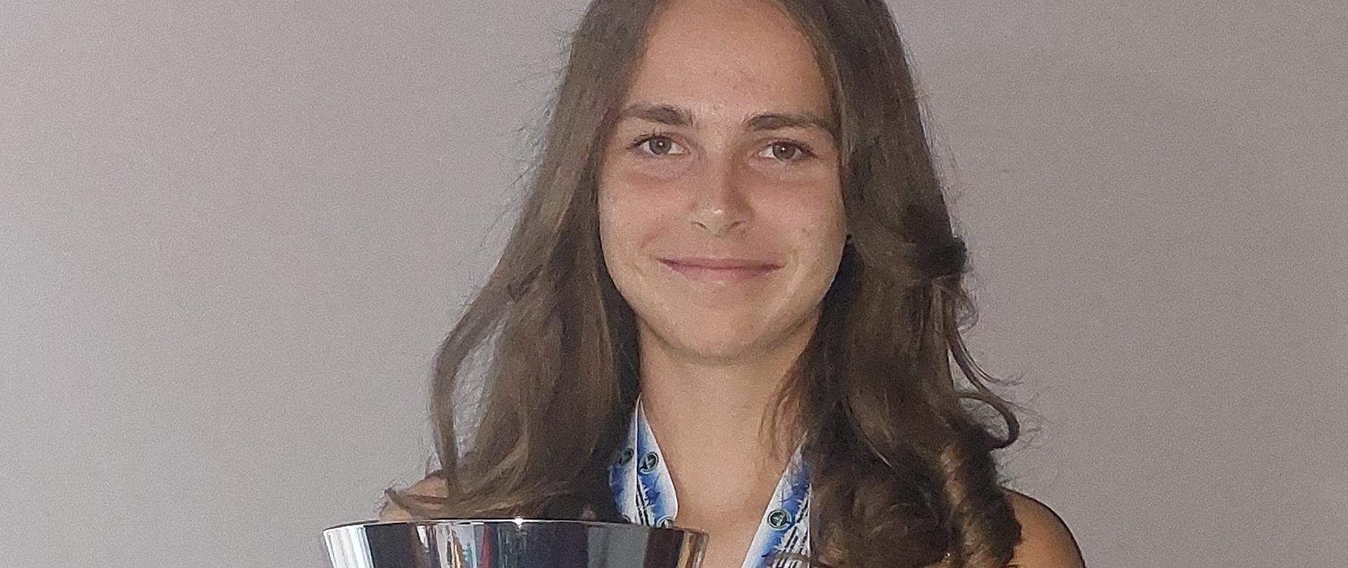 Kamila z Pucharem i zdobytymi medalami