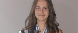 Kamila z Pucharem i zdobytymi medalami