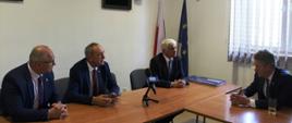 Samorządowcy uczestniczący w spotkaniu rozmawiają z senatorem Jackiem Boguckim i wojewodą Bohadnem Paszkowskim