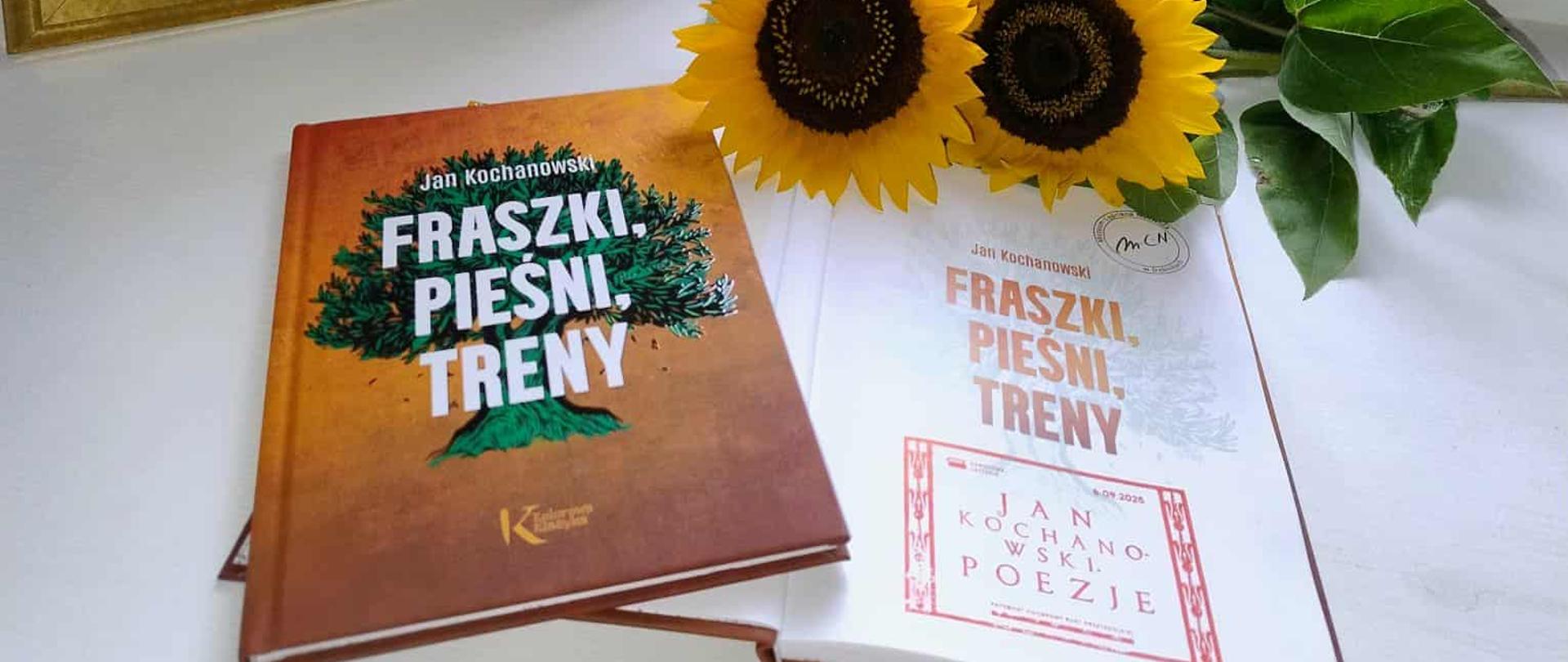 Książka Jan Kochanowski Poezje, bukiet słoneczników oraz książka Fraszki, pieśni treny leżą na parapecie okna