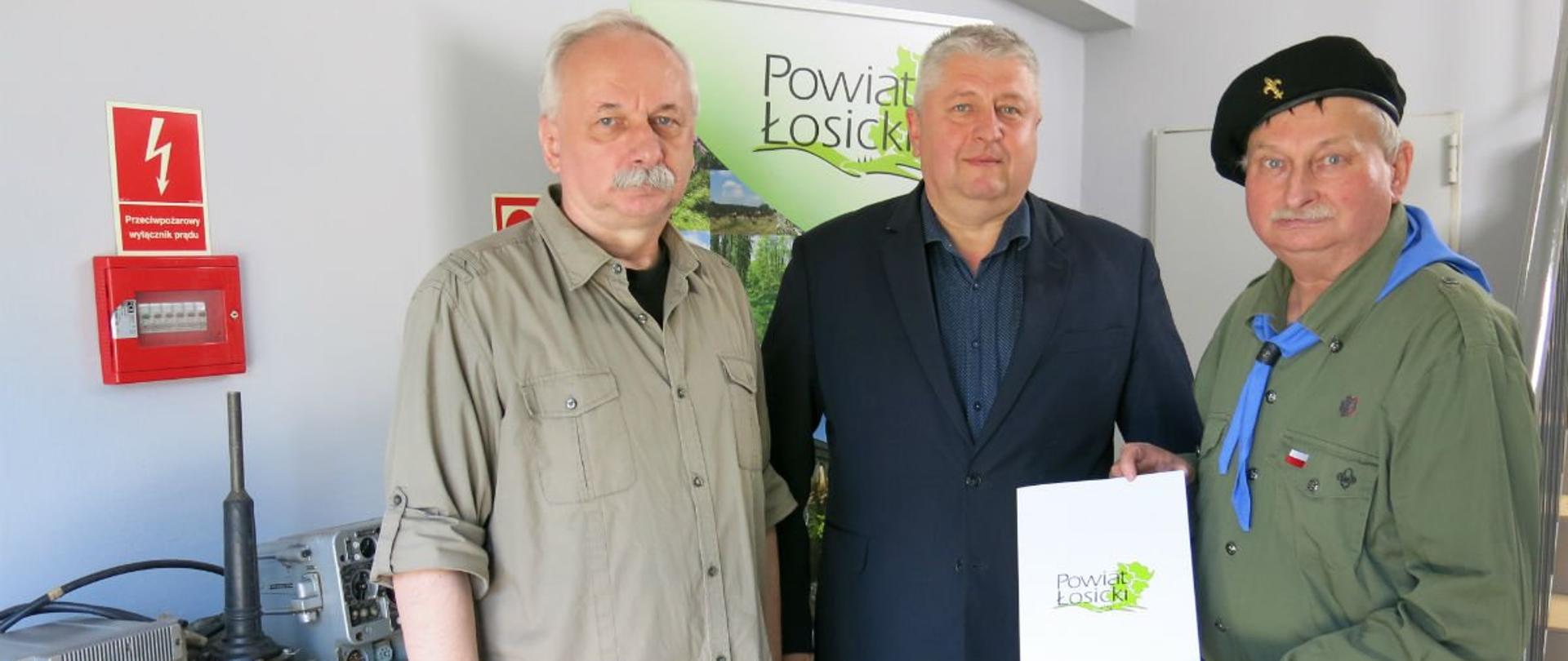 Od lewej ppłk rez. Mieczysław Hucała, Starosta Powiatu Łosickiego Janusz Kobyliński, druh harcmistrz Roman Kasprowicz