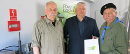 Od lewej ppłk rez. Mieczysław Hucała, Starosta Powiatu Łosickiego Janusz Kobyliński, druh harcmistrz Roman Kasprowicz