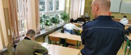 Uczennica w trakcie rozwiązywania testu