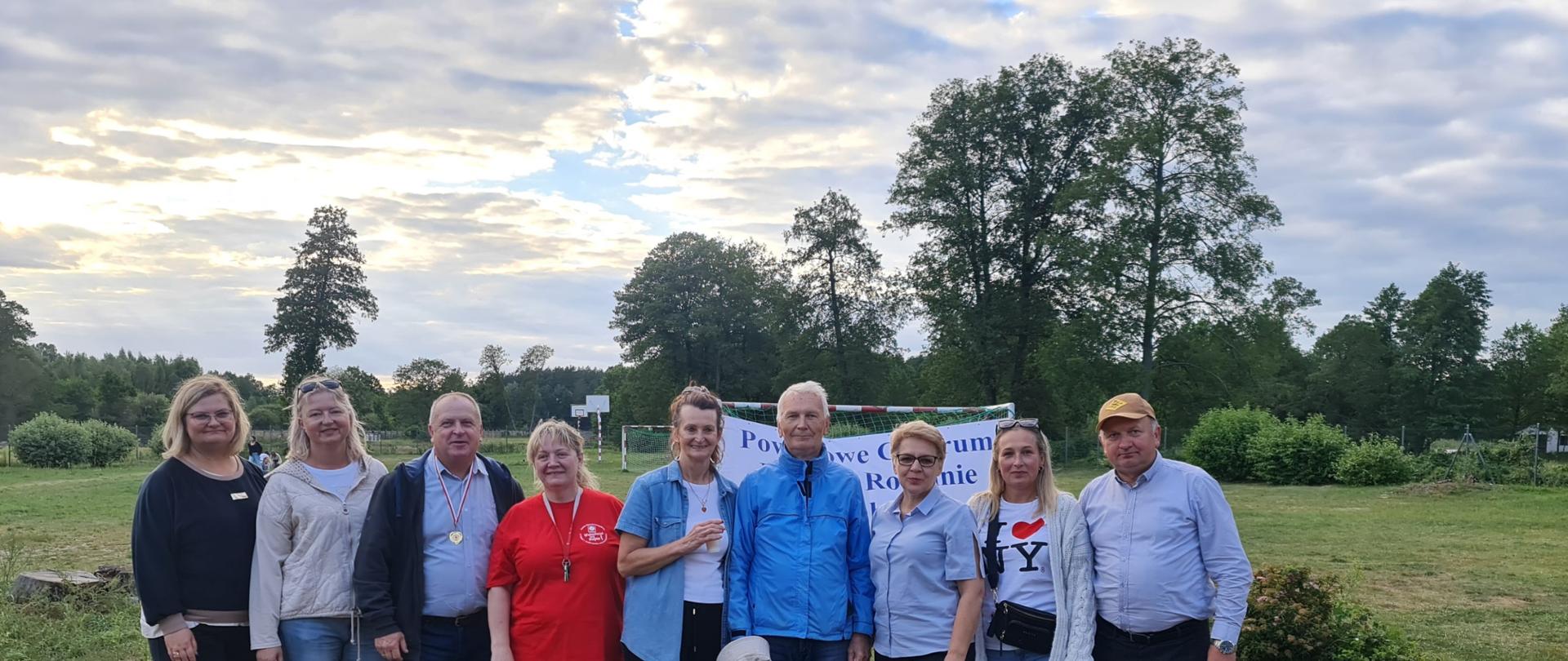 grupowe zdjęcie uczestników i organizatorów Integracyjnego spotkania rodzin zastępczych w Ptakach k. Nowogrodu