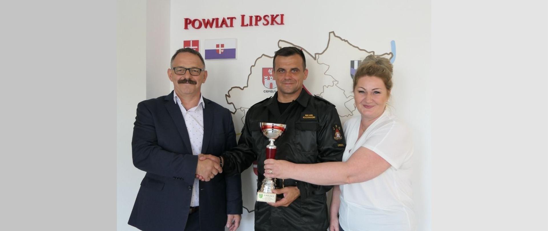 Starosta Lipski - Sławomir Śmieciuch oraz Wicestarosta Powiatu - Maria Węgrzecka gratulują reprezentantowi drużyny sukcesu.