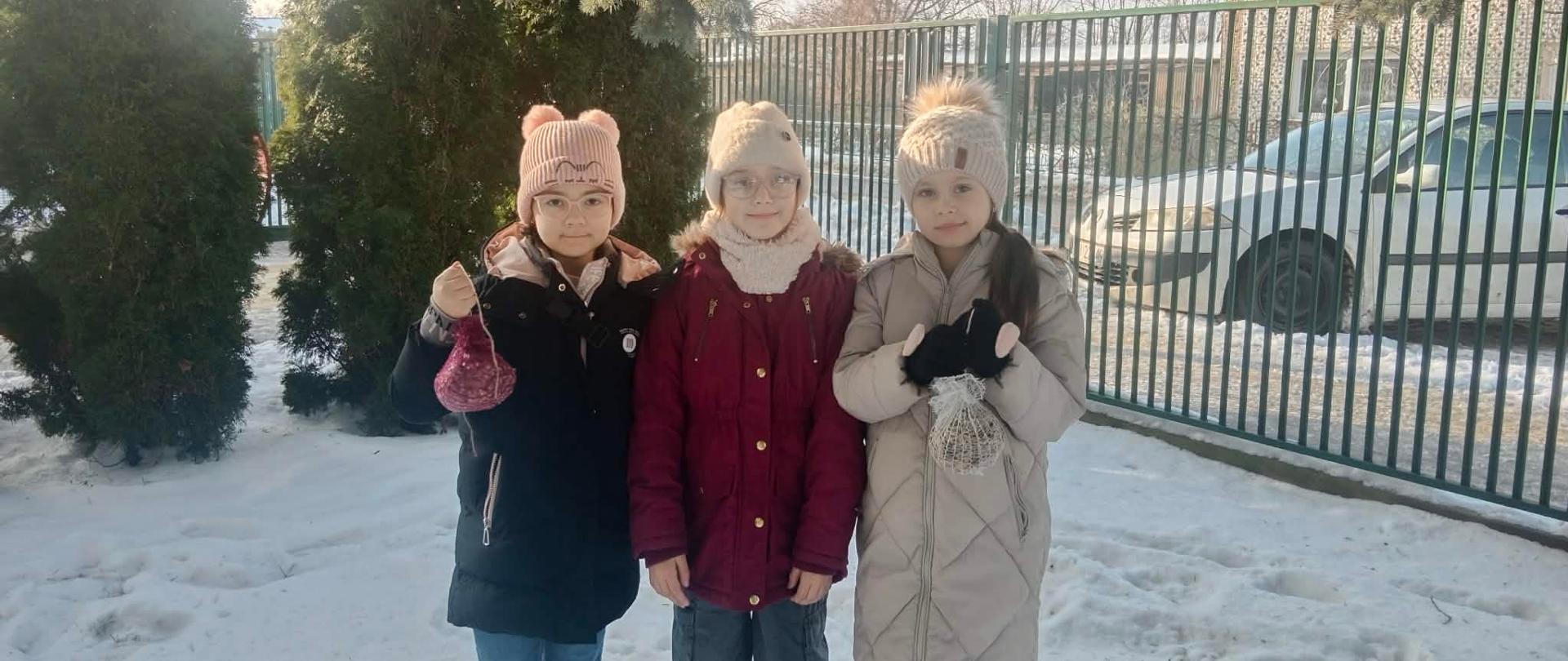 Dziewczynki trzymają w rękach kule dla ptaków