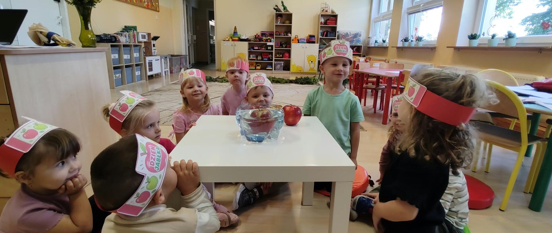 Przedszkolaki świętują Dzień Jabłka.