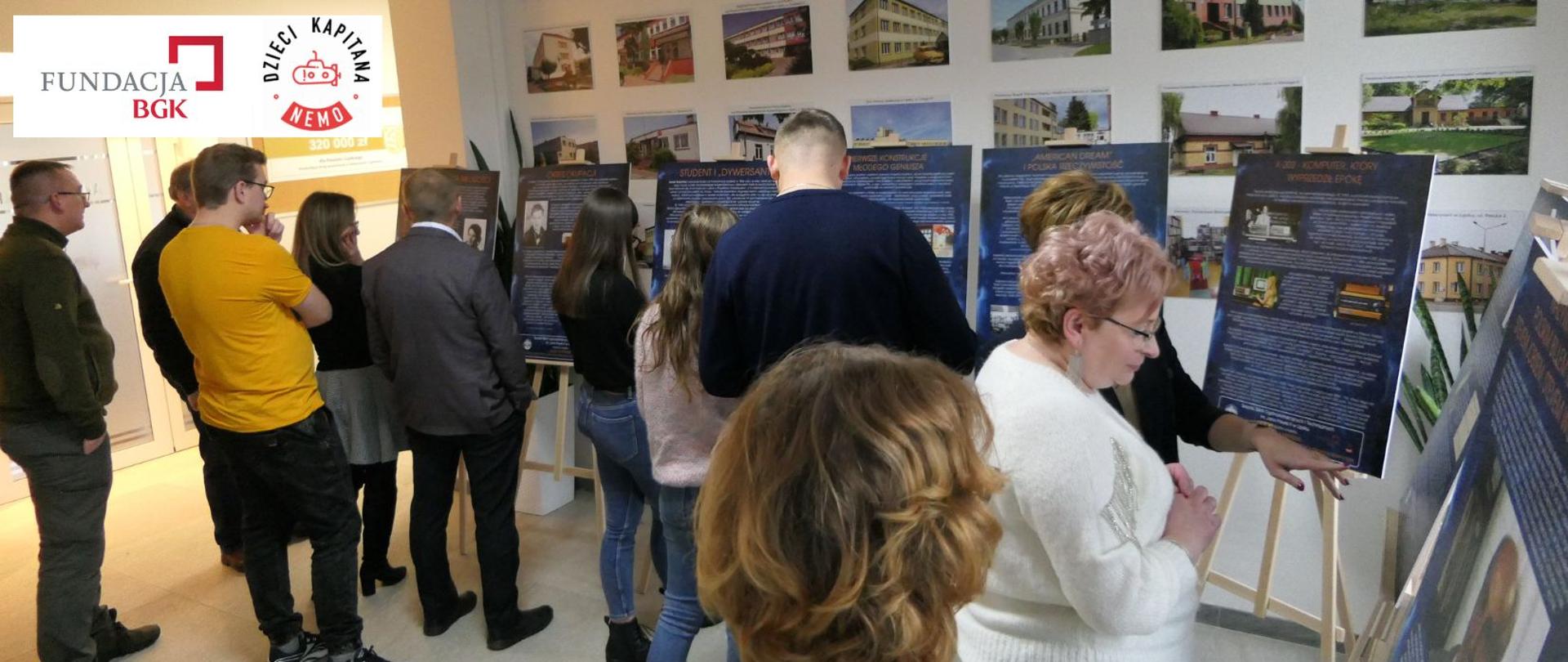 Zaineresowani wystawą podziwiają ekspozycję. W górnym lewym rogu logo fundacji BGK.