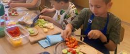 Uczniowie klasy 1b przygotowują zdrowe kanapki.