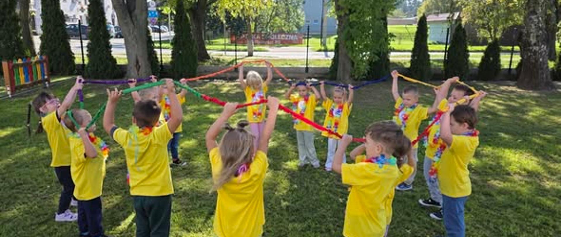 Dzieci w żółtych koszulkach podczas zabawy