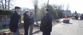 Dyrektor Zarządu ZDP Mikołaj Janowski, Wójt Gminy Czyże Jerzy Wasiluk, Naczelnik Wydziału Komunikacji Wiesław Tichoniuk oraz kierownik działu drogowo - mostowego w ZDP Sławomir Pańkowski przyglądają się pracom remontowym na chodniku