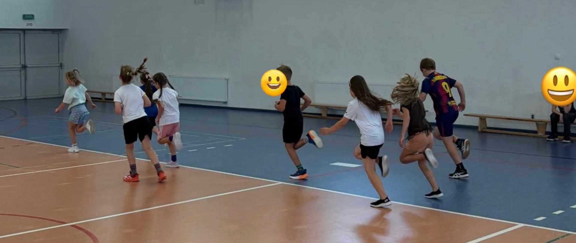 Na górze zdjęcia sylwetki osób znajdujących się obok siebie, ubranych w krótkie spodenki oraz koszulki. Podłoga w kolorze niebieskim oraz jasnym brązowym.Poniżej sylwetki osób ustawionych obok siebie w kręgu, ubranych w koszulki z krótkim rękawem oraz sodenki. Podłoga w kolorze jasnobrązowym.