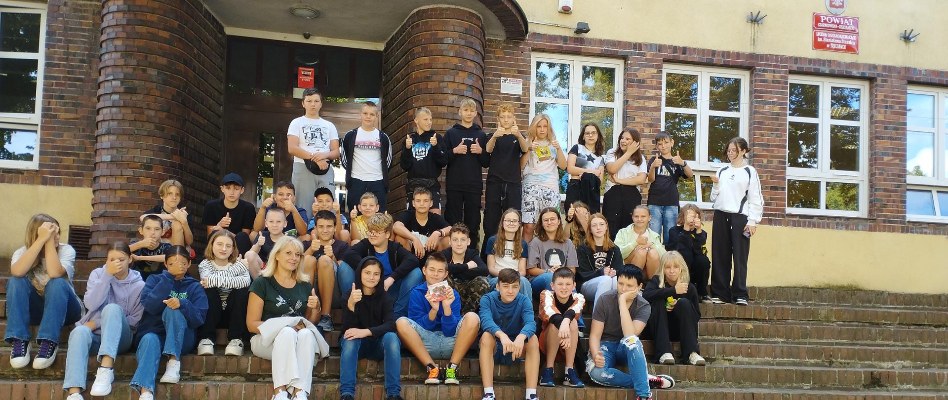 Na zdjęciu widać uczniów klas siódmych z SP 1 w Trzciance. 