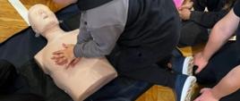 Ratownicy uczą dzieci wykonywania resuscytacji