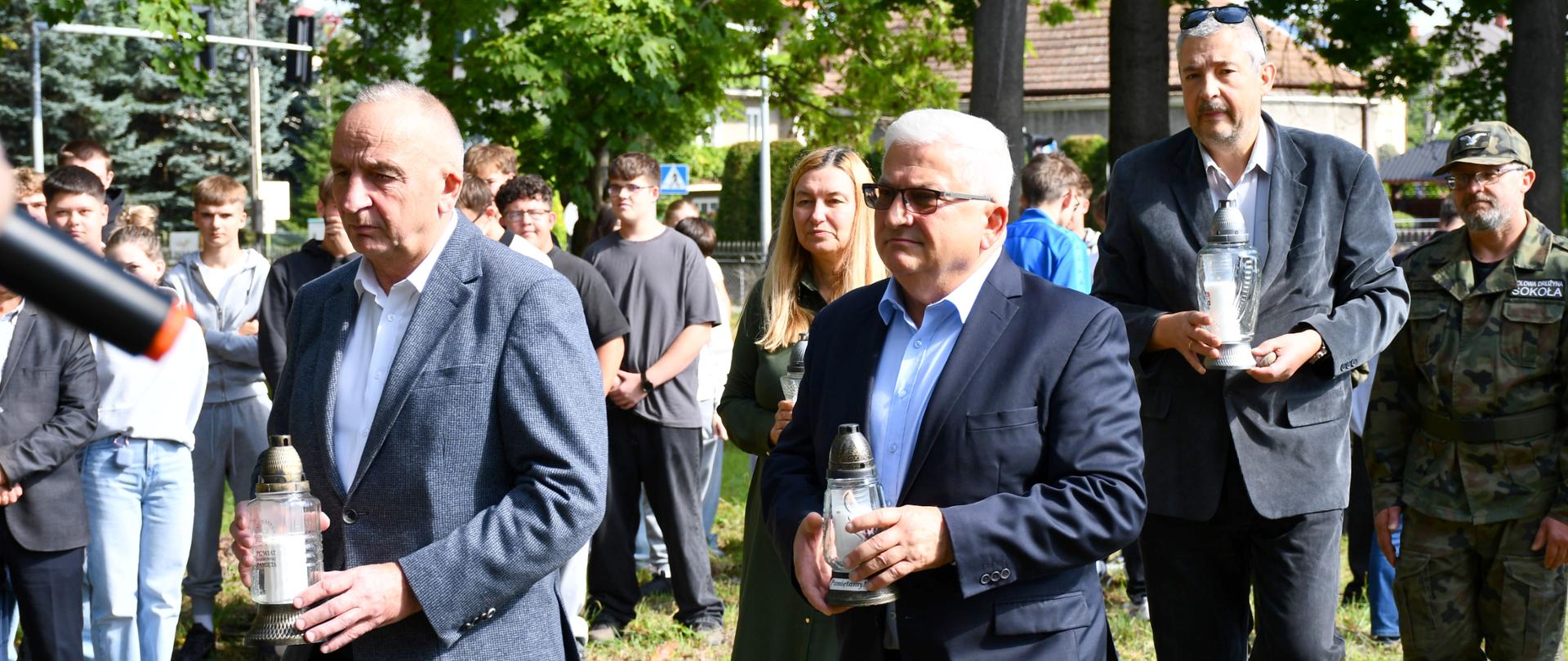 Wicestarosta Dąbrowski wraz z Burmistrzem Dąbrowy Tarnowskiej składają znicze