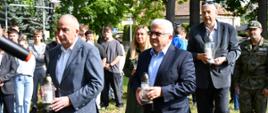 Wicestarosta Dąbrowski wraz z Burmistrzem Dąbrowy Tarnowskiej składają znicze