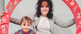 Rodzice pozują z dzieckiem do wspólnego zdjęcia, prezentują efekty warsztatów