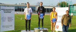 Zawodniczki na podium, obok trener