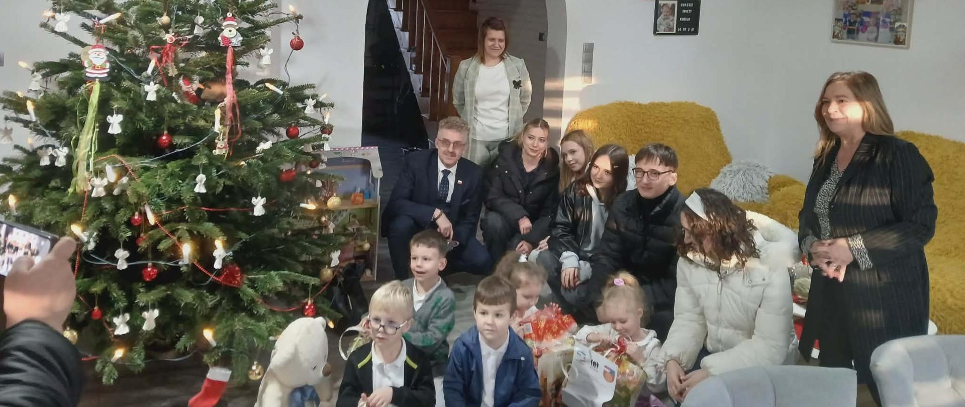 „Paczki bożonarodzeniowe dla dzieci z rodzinnej pieczy zastępczej”
