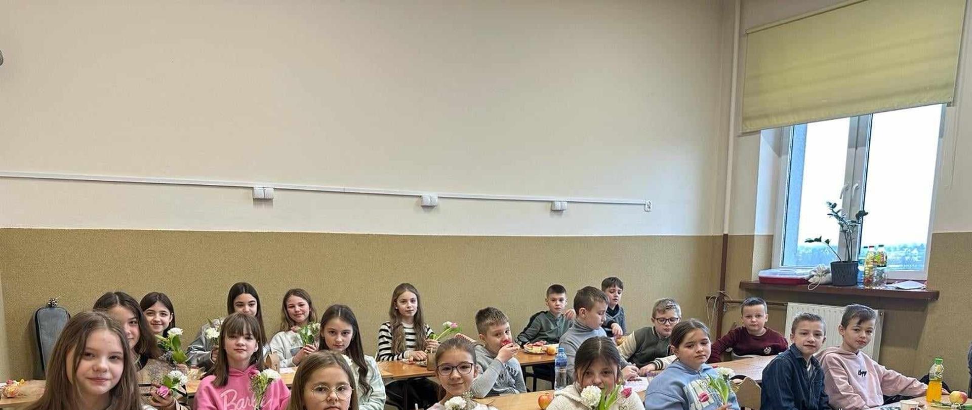 W klasie uczniowie świętują Dzień Kobiet