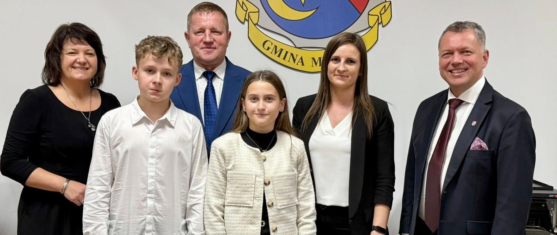 Radni Młodzieżowej Rady Gminy Mielec z Wójtem Gminy Mielec Krzysztofem Węgrzynem, Zastępcą Wójta Krystyną Florek, Przewodniczącym Rady Gminy oraz z wicedyrektorem Zespołu Szkół w Chorzelowie Alicją Siebierańską