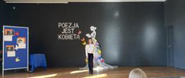 W naszej szkole na Dzień Kobiet uczniowie recytują wiersze.
