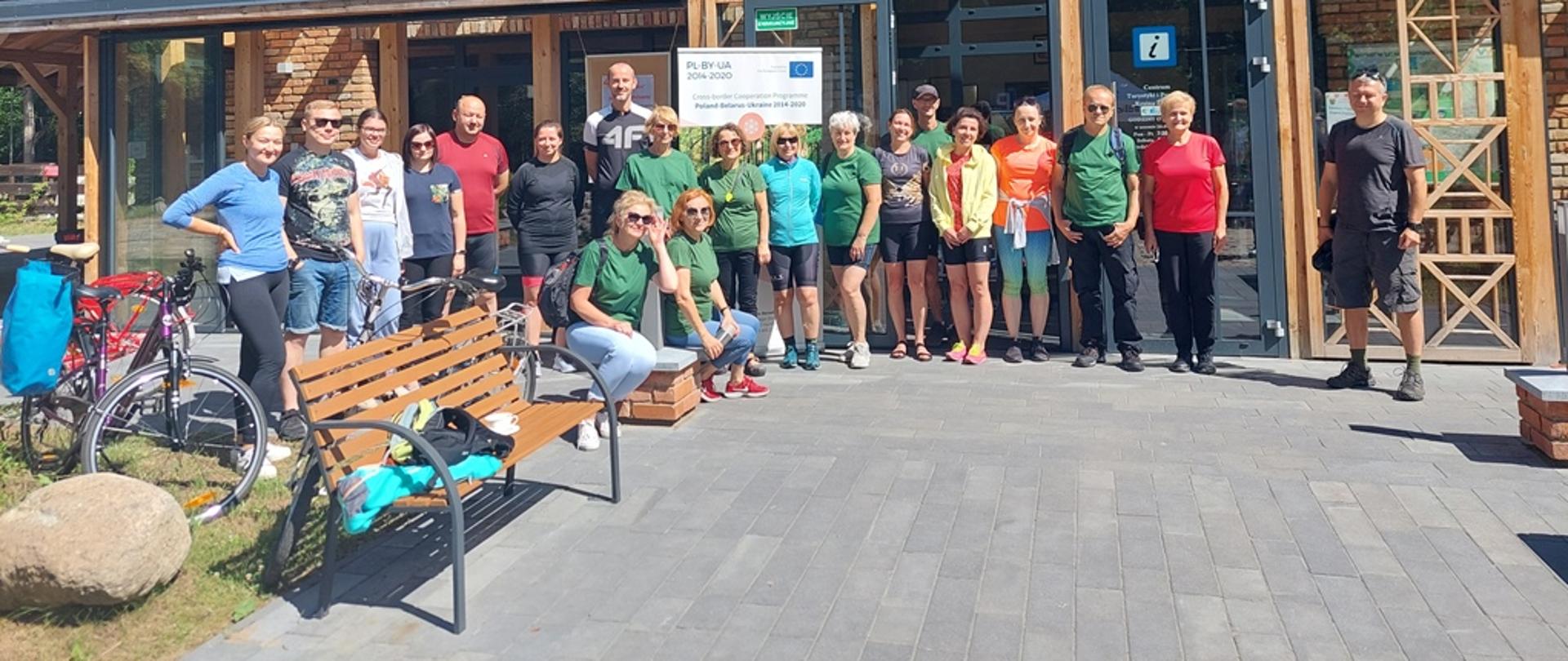 Uczestnicy rajdu stoją przy Centrum Turystyki i Promocji Kraina Żubra