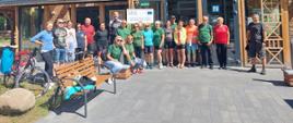 Uczestnicy rajdu stoją przy Centrum Turystyki i Promocji Kraina Żubra