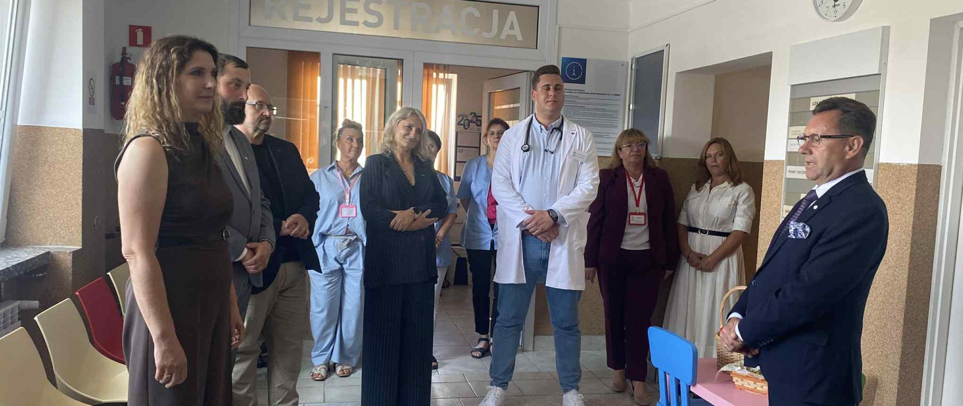 Na zdjęciu w gmachu placówki medycznej starosta przemawia podczas uroczystości otwarcia do zgromadzonych.