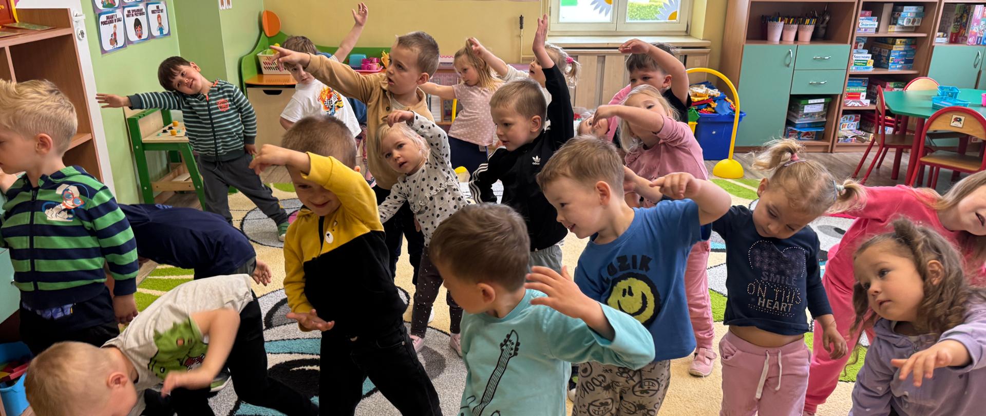 Dzieci podczas zajęć ruchowych w ramach Move Week 2025