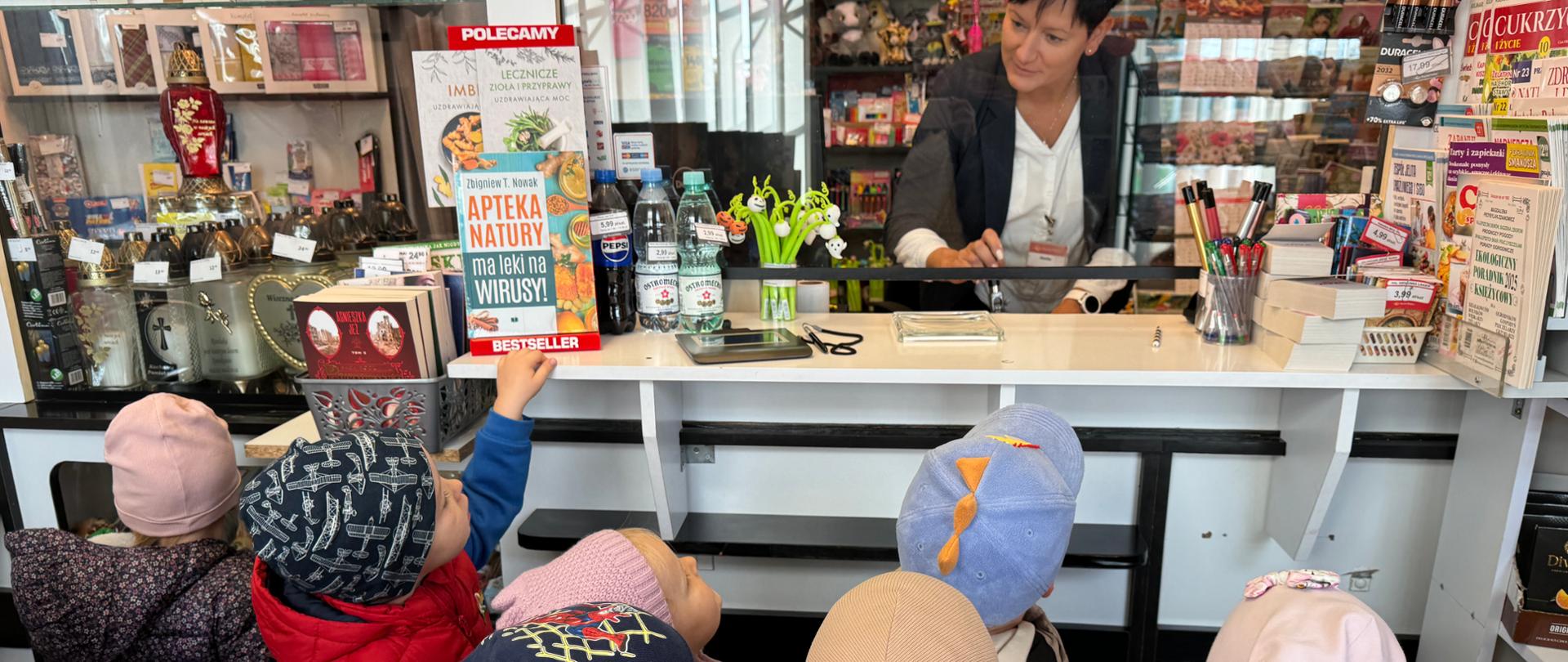 Dzieci podczas wycieczki do Urzędu Pocztowego z okazji Dnia Poczty Polskiej