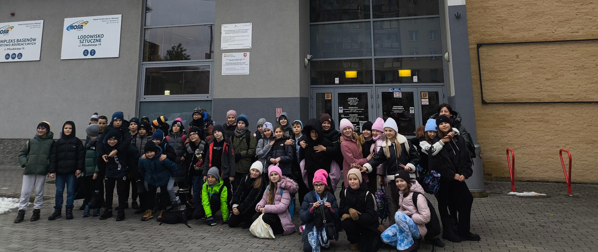 Uczestnicy wyjazdu z opiekunami przed lodowiskiem w Dębicy