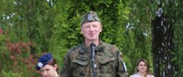 Prowadzący uroczystość przy mikrofonie