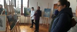 Uczestnicy imprezy zwiedzają galerię