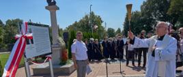 Podczas uroczystego nadania nazwy Skwerowi im. ks. kan. Władysława Dymitrowicza (poświecenia dokonuje ks. proboszcz Karol Klewek)