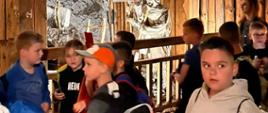 Dzieci zwiedzają komory solne w kopalni