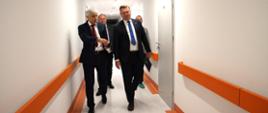 Oglądanie pomieszczeń - jasny korytarz
