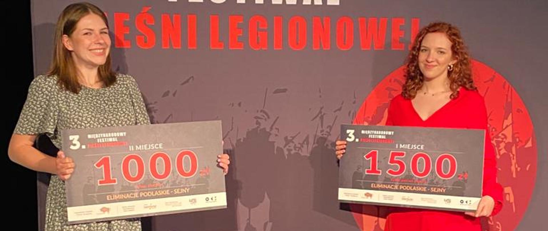 Nagrodzone solistki z Hajnowskiego Domu Kultury pozują z nagrodami