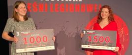 Nagrodzone solistki z Hajnowskiego Domu Kultury pozują z nagrodami