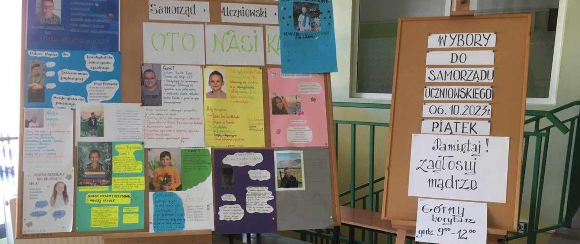 plakaty uczniów na paletach