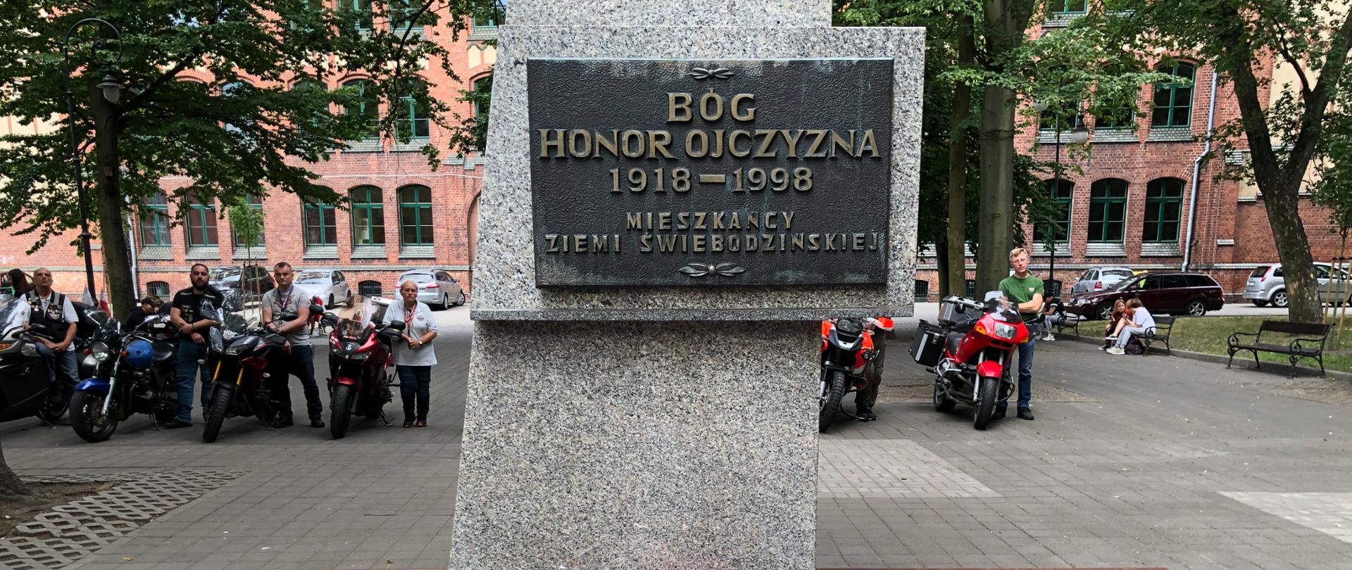 grupa ludzi na zewnątrz