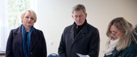 Podczas oficjalnego podsumowania prac w ramach projektu scalenia - Członek Zarządu Wiesława Burnos oraz Wójt Gminy Narew słuchają wypowiedzi Wicestarosty