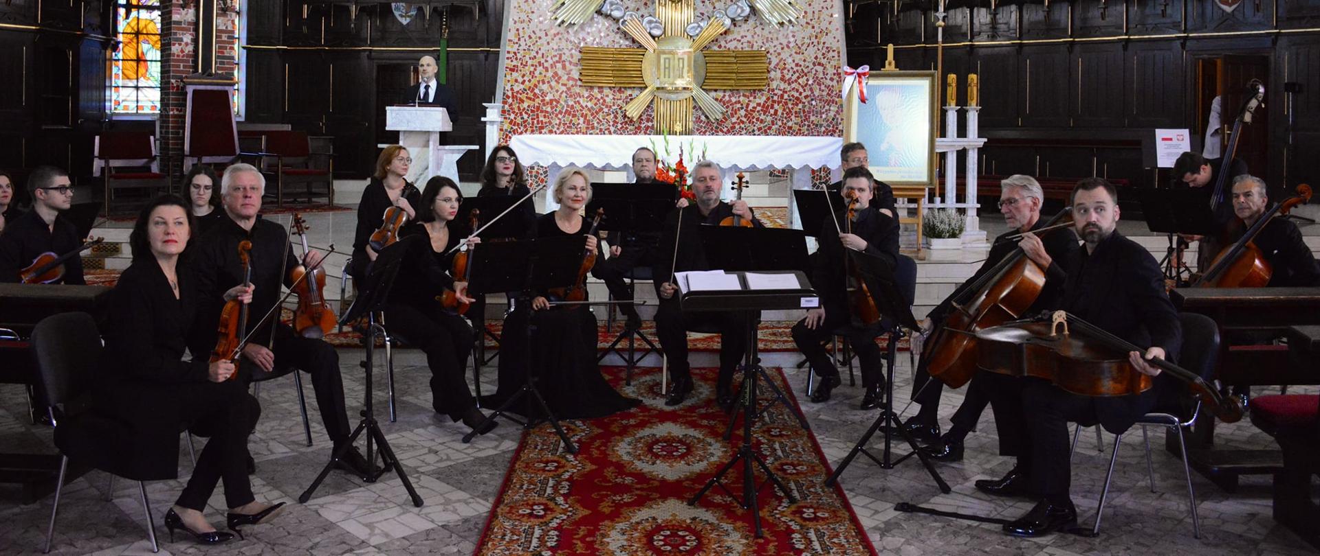 w budynku kościoła znajduje się orkiestra, która gra koncert