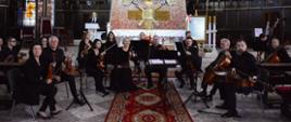 w budynku kościoła znajduje się orkiestra, która gra koncert