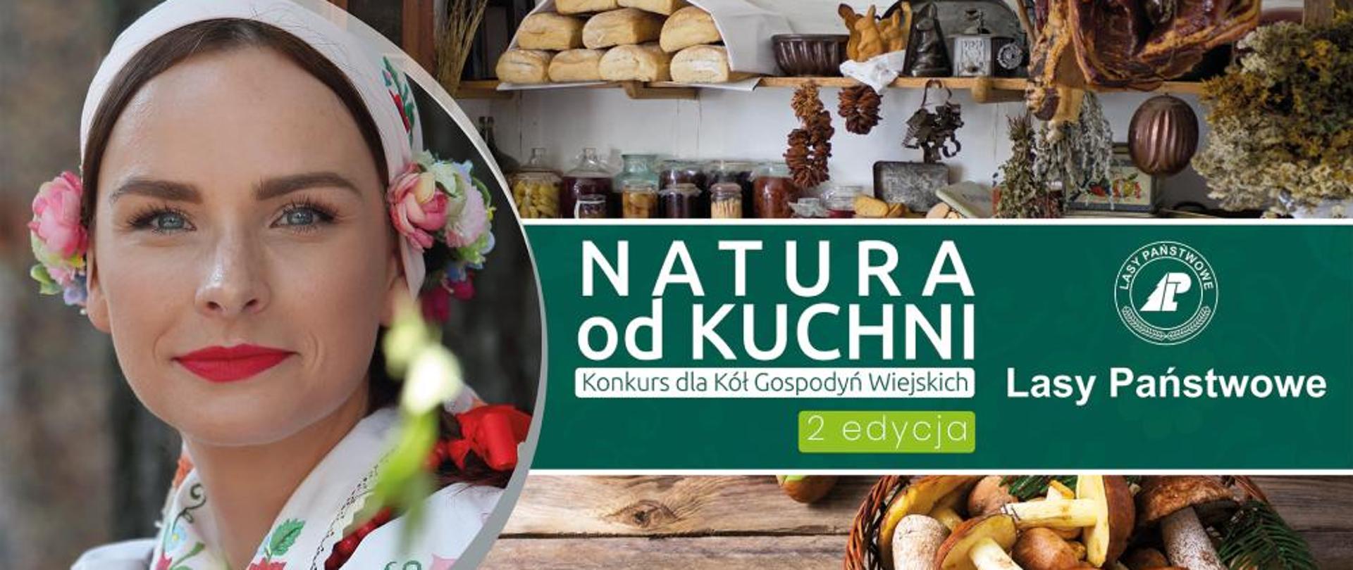 grafika przedstawia z lewej strony twarz młodej kobiety przyozdobionej w regionalną chustę. W tle znajdują się różne produkty spożywcze pochodzenia leśnego. Na tle zdjęcia widnieje napis: NATURA od KUCHNI Konkurs dla Kół Gospodyń Wiejskich 2 edycja- obok znajduje się logo oraz napis Lasy Państwowe.