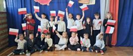 Przedszkolaki w strojach galowych podczas obchodów Święta Konstytucji 3 Maja