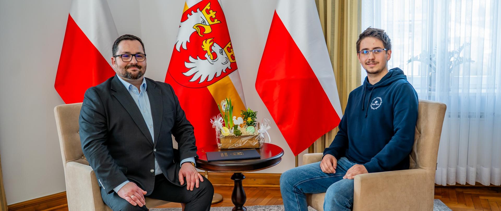 Starosta Gorlicki z przewodniczącym Rady Uczelnianej Samorządu Studenckiego Wyższej Szkoły Biznesu – National-Louis University